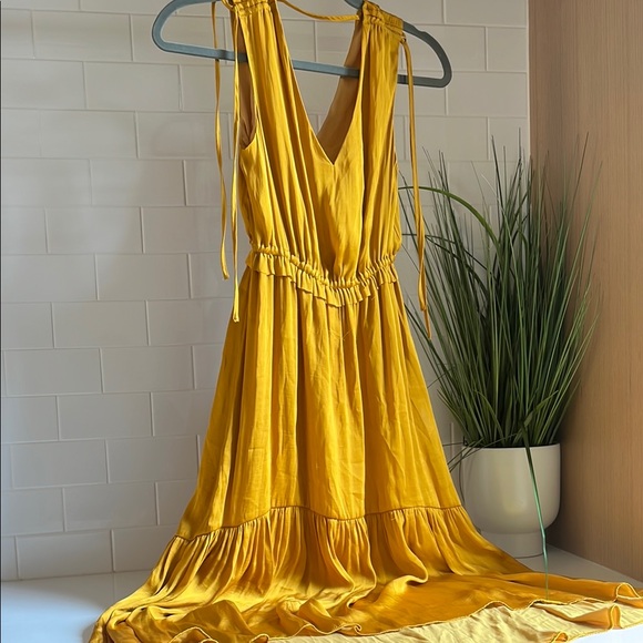 Dresses & Skirts - Banana Republic Petite 0 Elegant Golden Yellow Sleeveless Dress